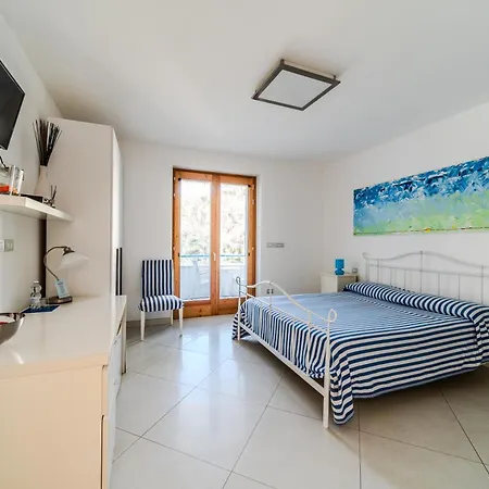 Lo Scalo Marina Di Novaglie Bed & Breakfast 4*